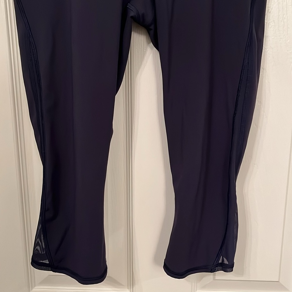 Lululemon Midnight Navy Train Times Crop 17” Size 8 Running Yoga Athletic Capri - Picture 3 of 13